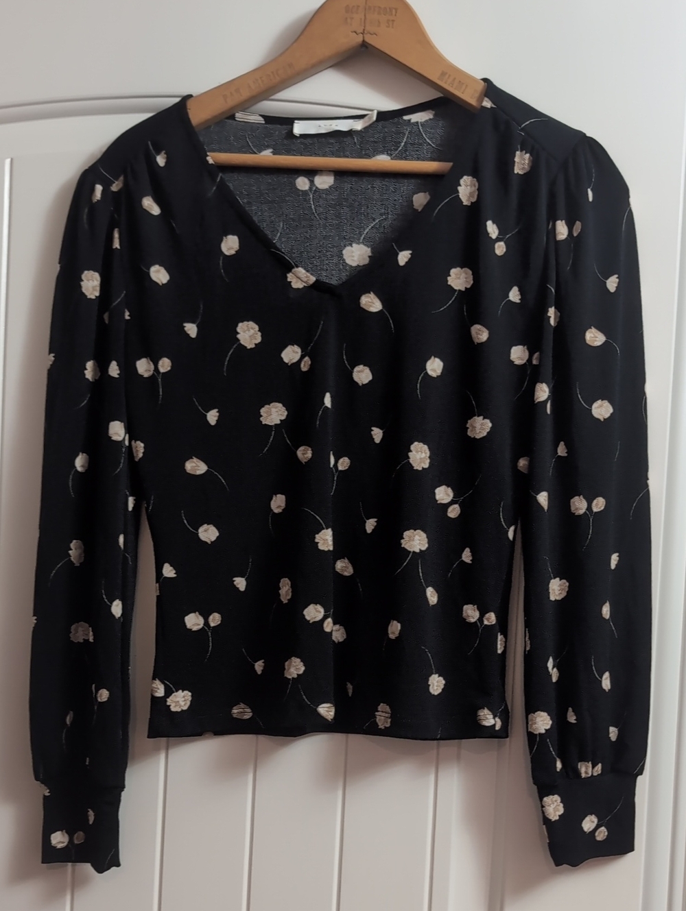 🌸3/$25🌸 Lush Black V-Neck Long-Sleeve Floral Blouse